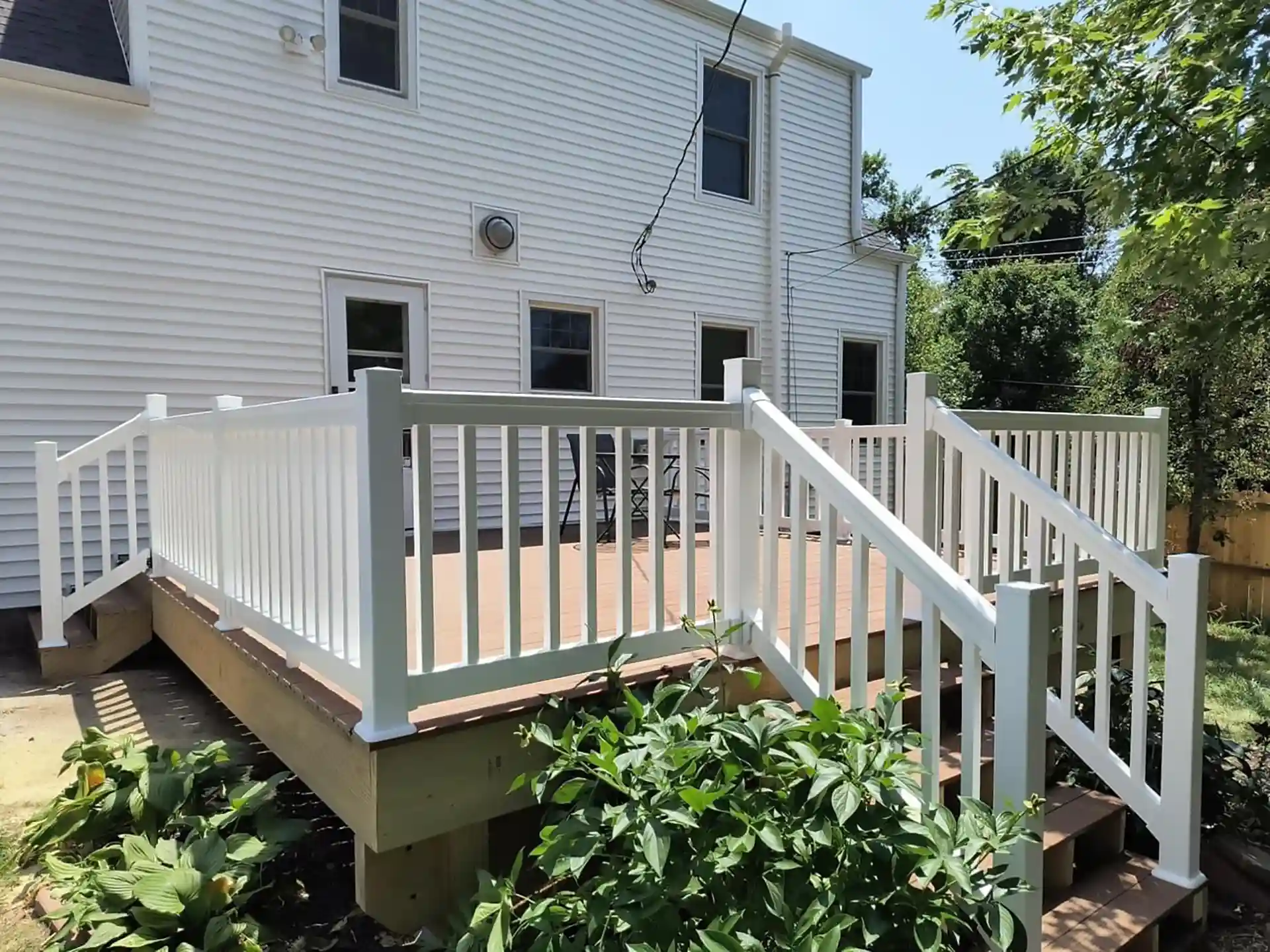 composite-decking-with-white-vinyl-railings-and-outdoor-living-furniture-in-omaha-ne